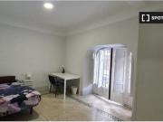 Se alquila habitación en piso de 7 habitaciones en Granada