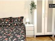 Se alquila habitación en piso de 7 habitaciones en...