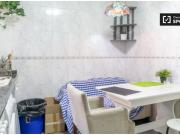 Se alquila habitación en piso de 7 habitaciones en Malasaña