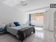 Se alquila habitación en piso de 7 habitaciones en...