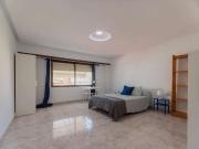 Se alquila habitación en piso de 7 habitaciones en...