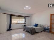 Se alquila habitación en piso de 7 habitaciones en...
