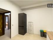 Se alquila habitación en piso de 7 habitaciones en Sants