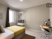 Se alquila habitación en piso de 7 habitaciones en...