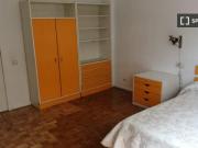 Se alquila habitación en piso de 7 habitaciones en...