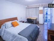 Se alquila habitación en piso de 7 habitaciones en Valencia