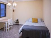 Se alquila habitación en piso de 7 habitaciones en Valencia