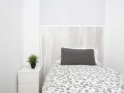 Se alquila habitación en piso de 8 dormitorios en...