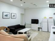 Se alquila habitación en piso de 8 habitaciones en Argüelles