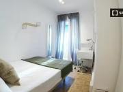 Se alquila habitación en piso de 8 habitaciones en Azca,...