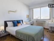 Se alquila habitación en piso de 8 habitaciones en Azca,...