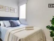 Se alquila habitación en piso de 8 habitaciones en Barcelona