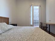 Se alquila habitación en piso de 8 habitaciones en Barcelona