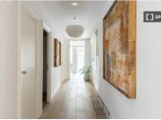 Se alquila habitación en piso de 8 habitaciones en Barcelona