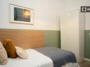 Se alquila habitación en piso de 8 habitaciones en Barcelona