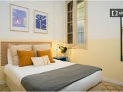 Se alquila habitación en piso de 8 habitaciones en Barcelona