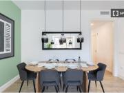 Se alquila habitación en piso de 8 habitaciones en Barcelona