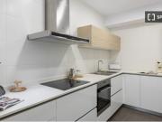 Se alquila habitación en piso de 8 habitaciones en Barcelona Se alquila habitación en piso de 8 habitaciones en Barcelona