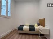 Se alquila habitación en piso de 8 habitaciones en Barcelona