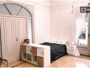 Se alquila habitación en piso de 8 habitaciones en Barcelona