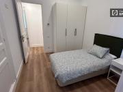 Se alquila habitación en piso de 8 habitaciones en Barcelona