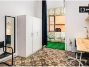 Se alquila habitación en piso de 8 habitaciones en El Born