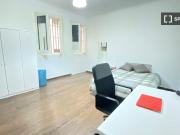 Se alquila habitación en piso de 8 habitaciones en Gran...