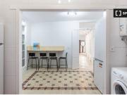 Se alquila habitación en piso de 8 habitaciones en Granada