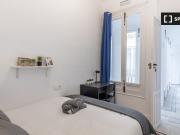 Se alquila habitación en piso de 8 habitaciones en Granada