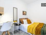 Se alquila habitación en piso de 8 habitaciones en Madrid
