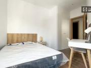 Se alquila habitación en piso de 8 habitaciones en Madrid