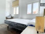 Se alquila habitación en piso de 8 habitaciones en Madrid