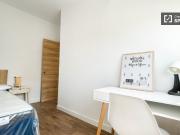 Se alquila habitación en piso de 8 habitaciones en Madrid