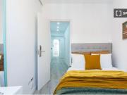 Se alquila habitación en piso de 8 habitaciones en Madrid