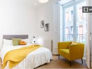 Se alquila habitación en piso de 8 habitaciones en Madrid