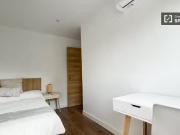 Se alquila habitación en piso de 8 habitaciones en Madrid