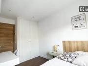 Se alquila habitación en piso de 8 habitaciones en Madrid