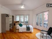 Se alquila habitación en piso de 8 habitaciones en Sol,...