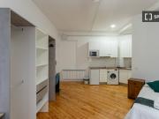 Se alquila habitación en piso de 8 habitaciones en Sol,...