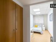 Se alquila habitación en piso de 8 habitaciones en Valencia