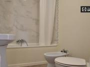 Se alquila habitación en piso de 8 habitaciones en Valencia