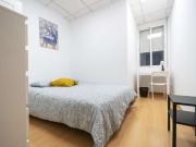 Se alquila habitación en piso de 8 habitaciones en Valencia