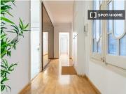 Se alquila habitación en piso de 8 habitaciones en Vila...