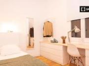 Se alquila habitación en piso de 8 habitaciones en Villa...