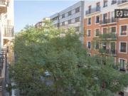 ¡Se alquila habitación en piso de 9 habitaciones!