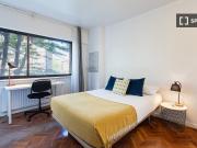 Se alquila habitación en piso de 9 habitaciones, Ciudad...