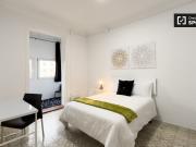 Se alquila habitación en piso de 9 habitaciones en Barcelona