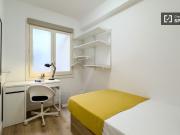 Se alquila habitación en piso de 9 habitaciones en Barcelona