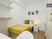 Se alquila habitación en piso de 9 habitaciones en Barcelona