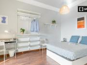 Se alquila habitación en piso de 9 habitaciones en Barcelona